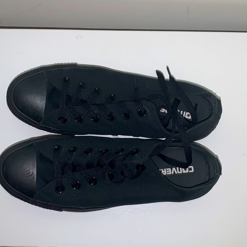 Black converse.